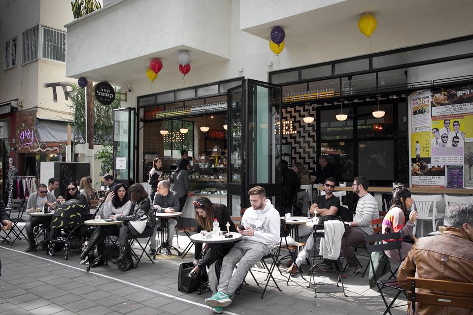Café Castel Dizengoff - Trendy coffee shop in the middle of city commotion